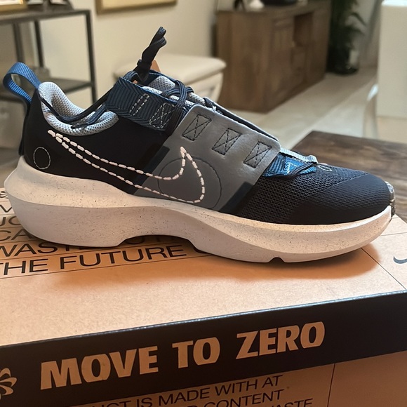 Boys size 4 Nike sneakers - Picture 2 of 4